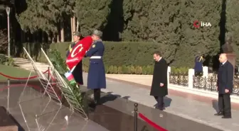Cumhurbaşkanı Yardımcısı Yılmaz'dan Bakü'de şehitliklere ziyaret