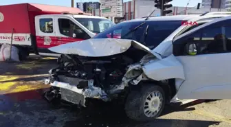 Mersin'de Hafif Ticari Araç Kazası: 2 Yaralı