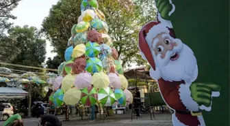 Endonezya'da Noel için özel şemsiye ağaçları süslendi