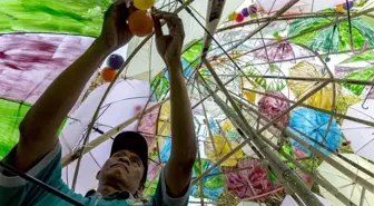 Endonezya'da Noel için özel şemsiye ağaçları süslendi