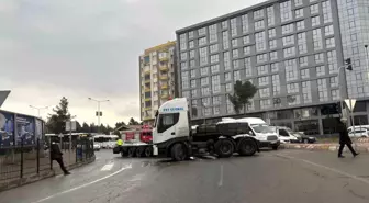 Batman'da kavşağı dönemeyen tırın kopan dorsesi yolu trafiğe kapattı