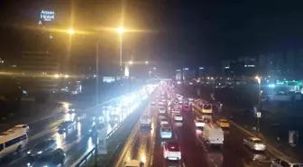 İstanbul'da Yağmurlu Günde Trafik Yoğunluğu Arttı