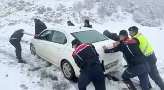 Kahramanmaraş'ta Kar Yağışı Nedeniyle Mahsur Kalan Öğretmenler Kurtarıldı