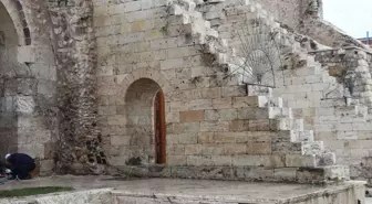 Sivas'ta Çifte Minareli Medrese'nin duvarlarındaki sprey boya temizlendi