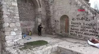 Sivas'ta Çifte Minareli Medrese'ye sprey boya saldırısı