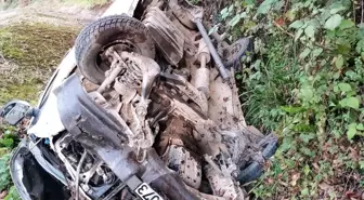 Trabzon'da minibüs şarampole devrildi, sürücü yaralandı
