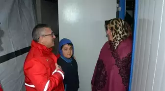 Türk Kızılay, Kahramanmaraş'taki depremzedelere kışlık yardım dağıtıyor
