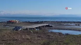 Yağışlara rağmen Van Gölü'ndeki çekilme sürüyor