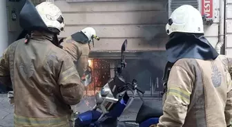 Cihangir'de 3 Katlı Binada Çıkan Yangın Kontrol Altına Alındı