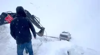 Hakkari'de Yoğun Kar Yağışı ve Sis Nedeniyle Kamyonet Şarampole Düştü