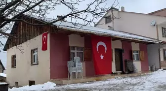 Şehit Piyade Uzman Onbaşı Yazıcı'nın Gümüşhane'deki köyüne Türk bayrakları asıldı