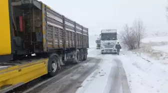 Divriği'de Kar Yağışı Nedeniyle Ağır Tonajlı Araçlar Yolda Kaldı