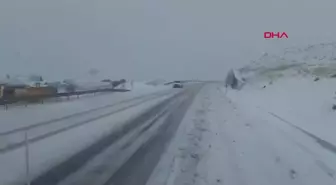 Divriği'de Kar Yağışı Nedeniyle Ağır Tonajlı Araçlar Yolda Kaldı