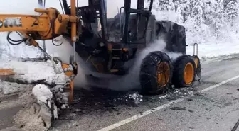 Kastamonu'da kar küreme çalışması yapan greyder yangında kullanılmaz hale geldi