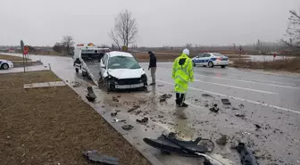 Amasya'da otomobil refüje çarptı: 5 yaralı