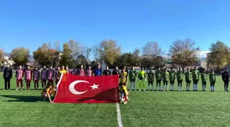 Amatör maçta şehitlere saygı, hakemlere çiçekli karşılama