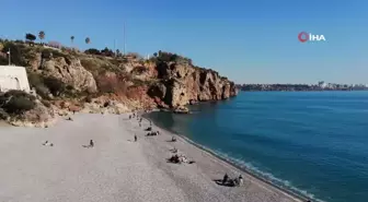 Antalya'da yaz aylarını aratmayan havayı görenler sahile koştu