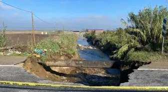 Aydın'ın Koçarlı ilçesinde sağanak nedeniyle yol çöktü