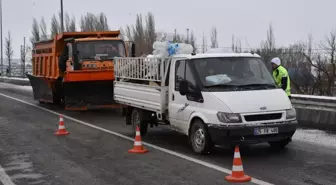 Erzurum-Artvin kara yolu yoğun kar ve tipiden dolayı ulaşıma kapatıldı