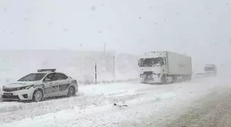 Erzurum-Artvin kara yolu yoğun kar ve tipiden dolayı ulaşıma kapatıldı