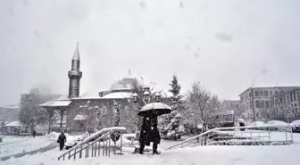 Erzurum'da yoğun kar yağışı ve fırtına nedeniyle okullar tatil edildi