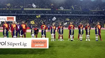 Galatasaray Teknik Direktörü Okan Buruk, Fenerbahçe derbisinde tek değişiklik yaptı