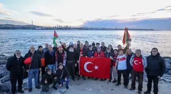 İstanbul'da bir grup yüzücü İsrail'i protesto etmek için kulaç attı