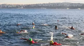 İstanbul'da bir grup yüzücü İsrail'i protesto etmek için kulaç attı