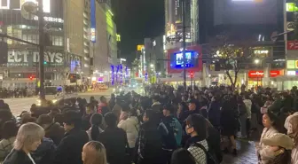 Tokyo'da Shibuya semtindeki yaya geçidi renkli görüntüler oluşturuyor