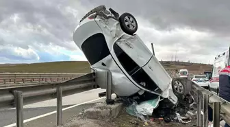 Kırıkkale'de Kontrolden Çıkan Otomobilin Refüje Devrildiği Kazada 5 Kişi Yaralandı