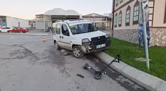 Samsun'da hafif ticari araç ile elektrikli scooter çarpıştı, 2 kişi yaralandı