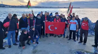 Sarayburnu Fatihleri boğazın buz gibi suyuna girdi, İsrail'i protesto etti