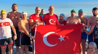 Sarayburnu Fatihleri boğazın buz gibi suyuna girdi, İsrail'i protesto etti