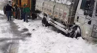 Tokat'ta kar yağışı etkili oldu: Kamyon yan yattı