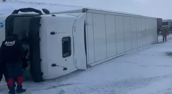 Ardahan'da devrilen tır, ulaşımda aksamalara neden oldu