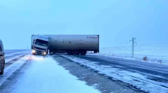 Ardahan'ın Çıldır ilçesinde kar ve tipi nedeniyle tırlar yolu trafiğe kapattı