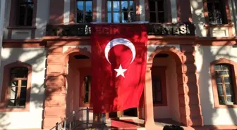 Belediyeye ait binalara Türk bayrakları asıldı