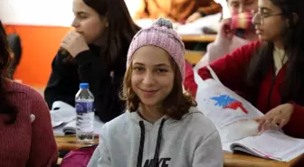 Almanya'da Türk topluluğunun başlattığı kampanya ile depremzede çocuklara binlerce bere ve atkı dağıtıldı