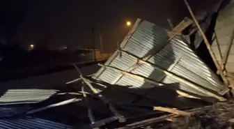Van'ın Erciş ilçesinde fırtına nedeniyle evin ve ahırın çatısı uçtu