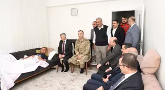Kahramanmaraş Valisi Mükerrem Ünlüer, yaralanan askeri ziyaret etti