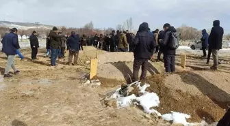 Ağrı'da Kepçe Kazasında Hayatını Kaybedenler Toprağa Verildi