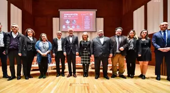 İzmir Büyükşehir Belediyesi'nin düzenlediği panelde ikinci yüzyılın ekonomisi konuşuldu