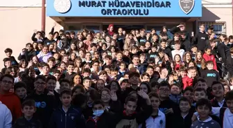 Bilecik Valisi Şefik Aygöl, Murat Hüdavendigar Ortaokulu'ndaki 'Sahip'siz Manav' bölümünden alışveriş yaptı