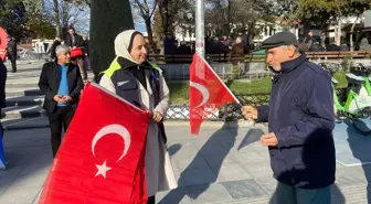 Çorum'da terör olaylarına karşı birliktelik mesajı: Vatandaşlara Türk bayrağı dağıtıldı