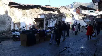 Depremin vurduğu Hatay Uzun Çarşı'da Yılbaşı Yoğunluğu Azaldı