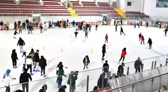 İzmir Büyükşehir Belediyesi Kadınlara Buz Pateni Kursu Başlatıyor