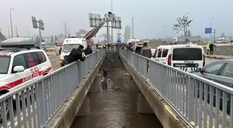 Karabük'te çaya devrilen minibüsün sürücüsü yaralandı