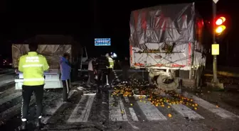 Antalya'da Tırın Arkadan Çarptığı Kamyon Hurdaya Döndü