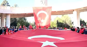 Osmaniye Korkut Ata Üniversitesi Öğrencileri Şehitler İçin Yürüyüş Düzenledi