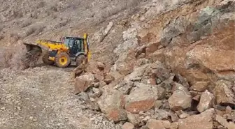 Şirvan'da heyelan sonucu yol ulaşıma kapandı